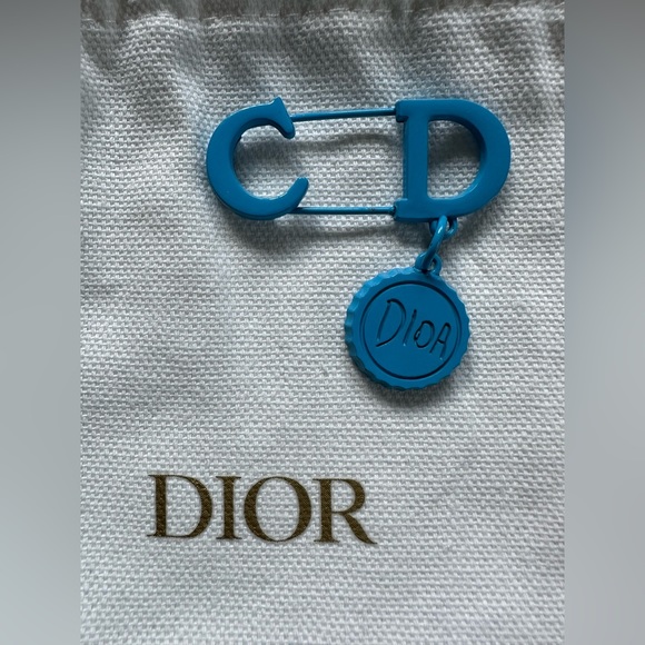 Christian Dior Streetware GWP pin or necklace charm - Picture 4 of 8
